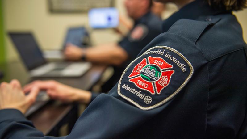 Image d'un logo du SIM et d'agents à l'ordinateur