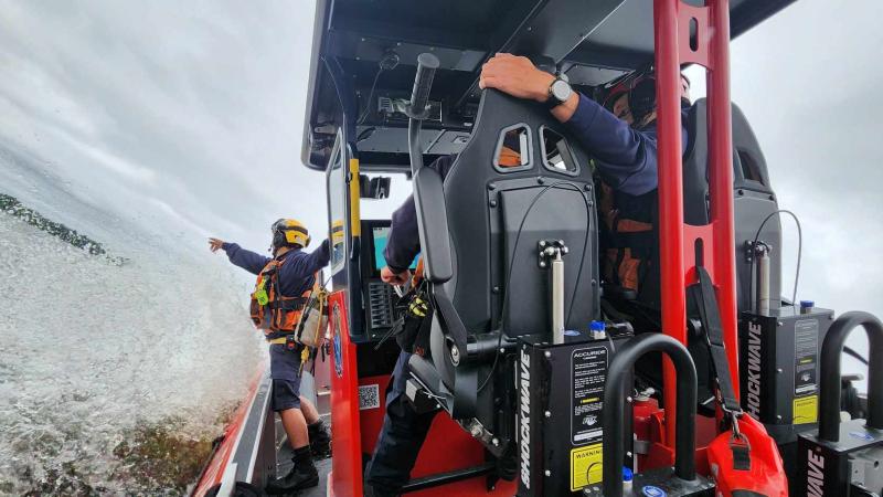 Équipe nautique sur l'eau