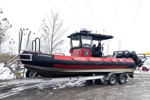 Un bateau à moteur.