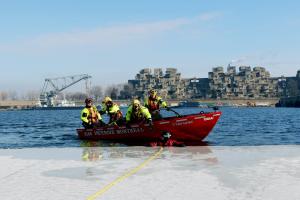 L'embarcation UMA 17, utilisée pour les sauvetages nautiques et sur glace. 