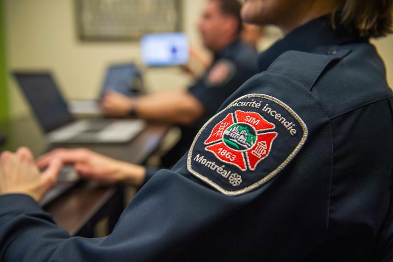 Image d'un logo du SIM et d'agents à l'ordinateur