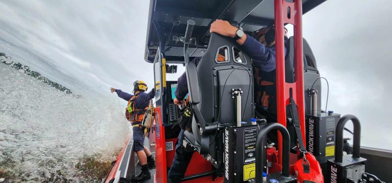 Équipe nautique sur l'eau
