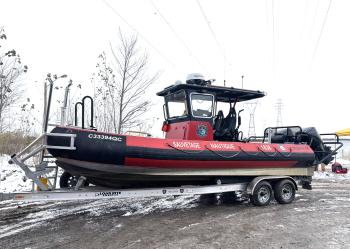 Un bateau à moteur.